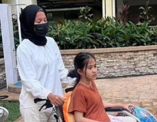 顽童拉走椅子致童星摔至尿失禁 背后真相实在让人惊愕