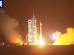 神十八点火瞬间航天员齐刷刷敬礼 致敬中国航天壮举